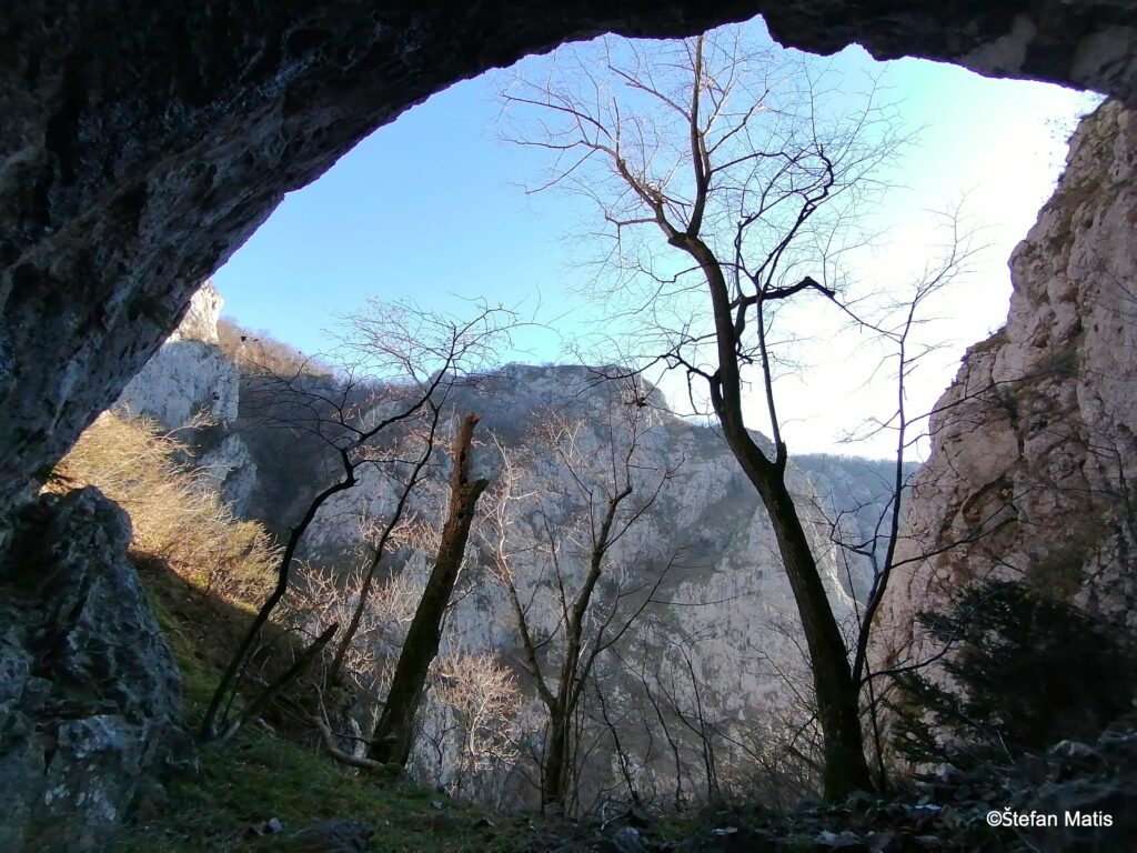 výhľad z ústia jednej z novo objavených jaskýň v Zádielskej tiesňave